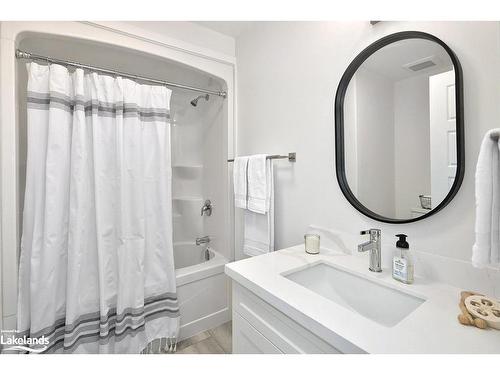 121 Dove Drive, Thornbury, ON - Indoor Photo Showing Bathroom