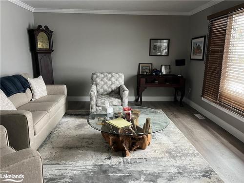 190 Taylor Road, Bracebridge, ON - Indoor Photo Showing Living Room