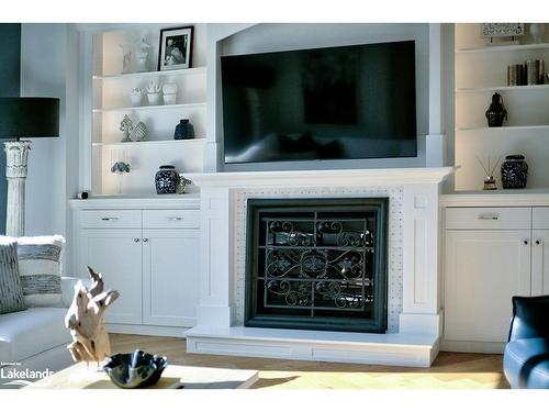 154 Landry Lane, Thornbury, ON - Indoor Photo Showing Living Room