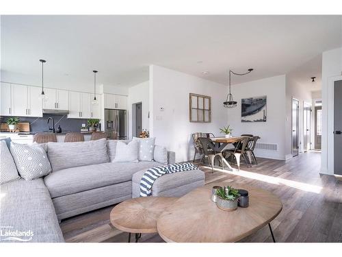 100 Mclean Avenue, Collingwood, ON - Indoor Photo Showing Living Room