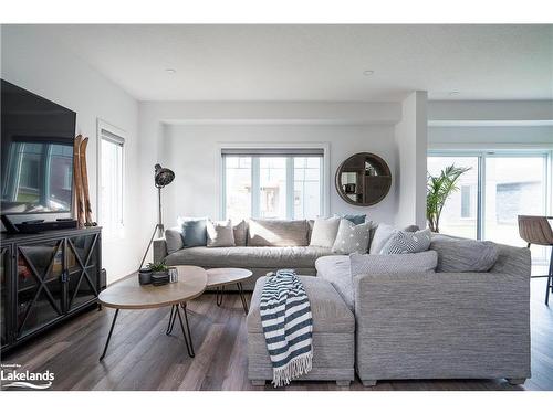 100 Mclean Avenue, Collingwood, ON - Indoor Photo Showing Living Room