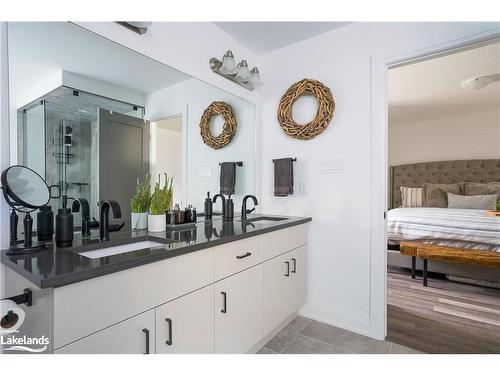 100 Mclean Avenue, Collingwood, ON - Indoor Photo Showing Bathroom