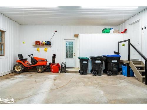 6123  27/28 Nottawasaga Sideroad, Stayner, ON - Indoor Photo Showing Garage