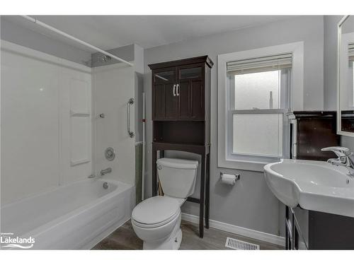 808 Quebec Street, Midland, ON - Indoor Photo Showing Bathroom