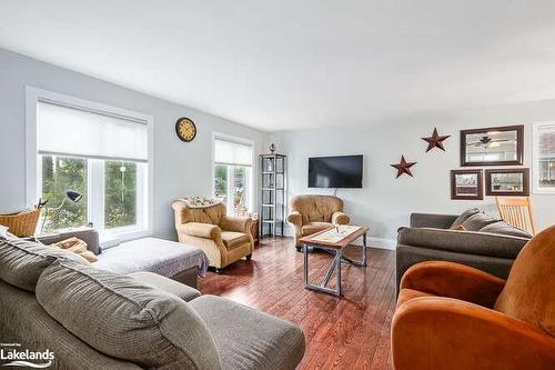 96 Lockhart Road, Collingwood, ON - Indoor Photo Showing Living Room