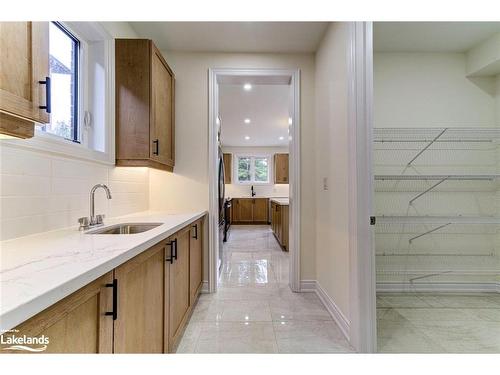 164 Rosanne Circle, Wasaga Beach, ON - Indoor Photo Showing Kitchen