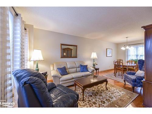 67 Carruthers Crescent, Barrie, ON - Indoor Photo Showing Living Room