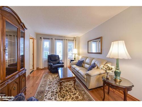 67 Carruthers Crescent, Barrie, ON - Indoor Photo Showing Living Room