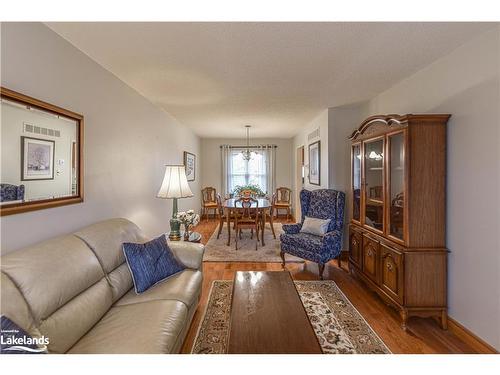 67 Carruthers Crescent, Barrie, ON - Indoor Photo Showing Living Room