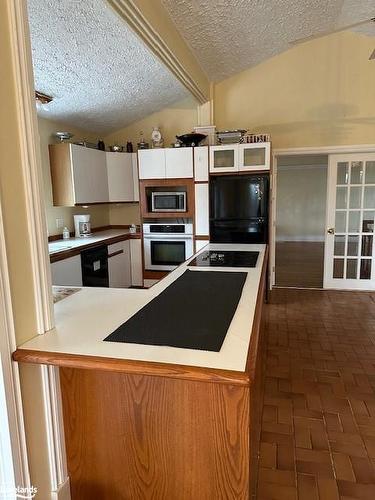 252 Swiss Meadows Boulevard, Ravenna, ON - Indoor Photo Showing Kitchen