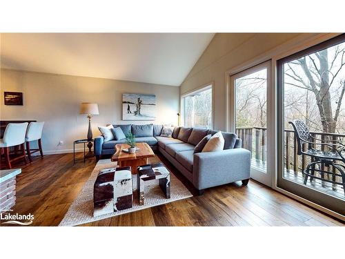 92 Main Road, Clearview, ON - Indoor Photo Showing Living Room