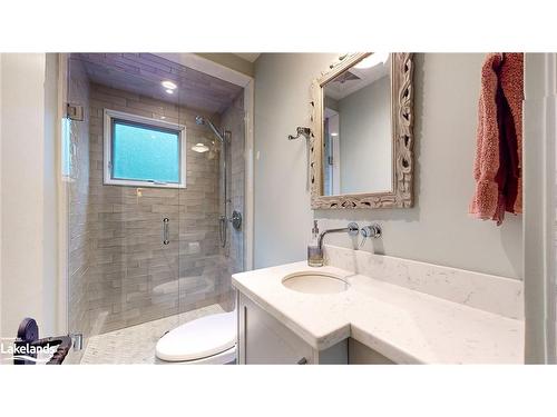 92 Main Road, Clearview, ON - Indoor Photo Showing Bathroom