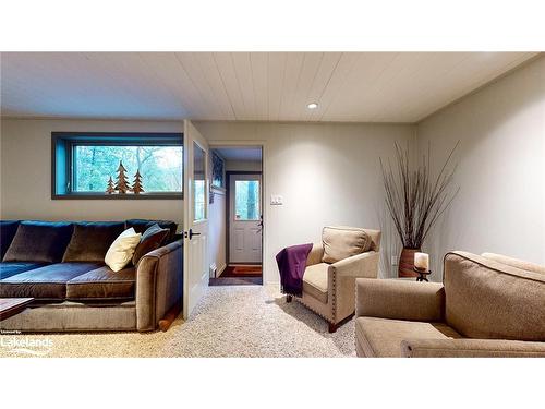 92 Main Road, Clearview, ON - Indoor Photo Showing Living Room