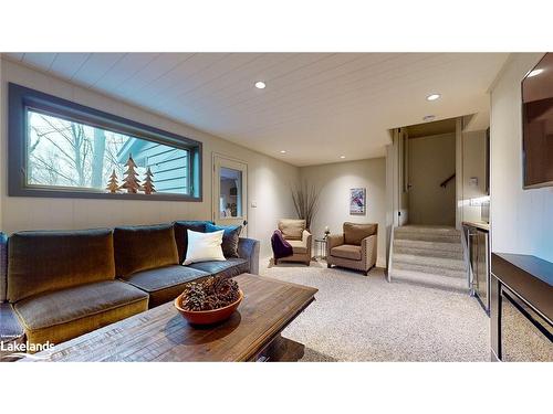 92 Main Road, Clearview, ON - Indoor Photo Showing Living Room