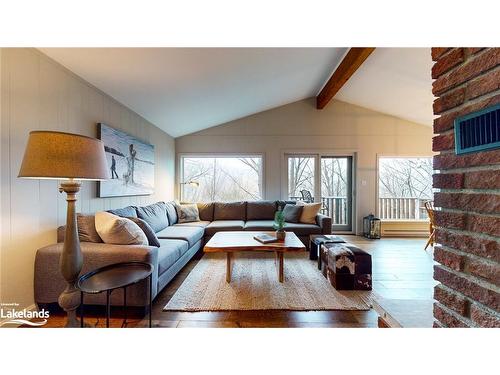 92 Main Road, Clearview, ON - Indoor Photo Showing Living Room