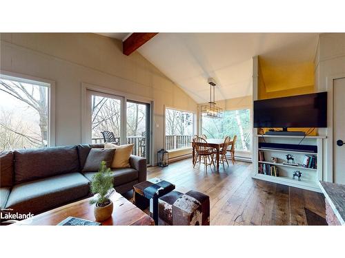 92 Main Road, Clearview, ON - Indoor Photo Showing Living Room