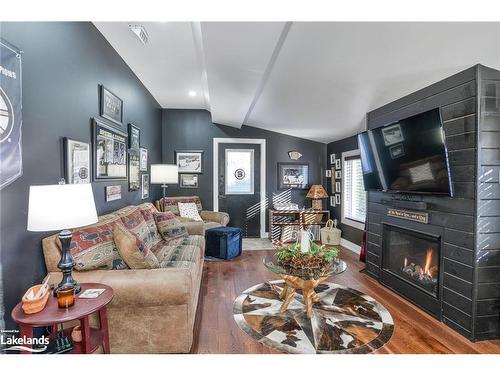 515 Lorne Street, Gravenhurst, ON - Indoor Photo Showing Living Room With Fireplace