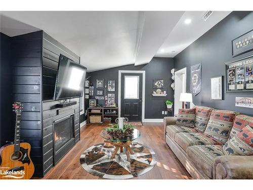 515 Lorne Street, Gravenhurst, ON - Indoor Photo Showing Living Room With Fireplace