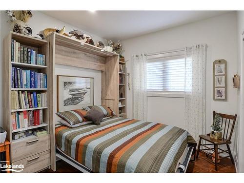 515 Lorne Street, Gravenhurst, ON - Indoor Photo Showing Bedroom