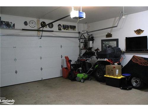 515 Lorne Street, Gravenhurst, ON - Indoor Photo Showing Garage