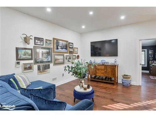 515 Lorne Street, Gravenhurst, ON - Indoor Photo Showing Living Room