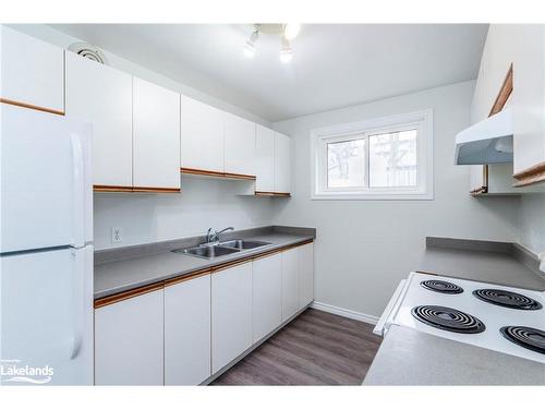 538 Nelson Street, Midland, ON - Indoor Photo Showing Kitchen With Double Sink