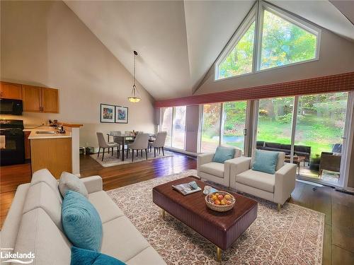 44 Fairways Court, Bracebridge, ON - Indoor Photo Showing Living Room