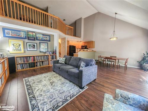 44 Fairways Court, Bracebridge, ON - Indoor Photo Showing Living Room