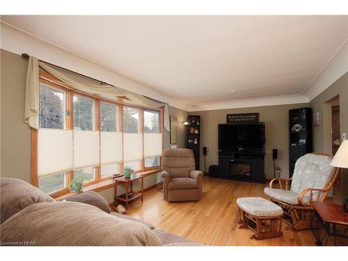 596 Elgin Street E, St. Marys, ON - Indoor Photo Showing Living Room
