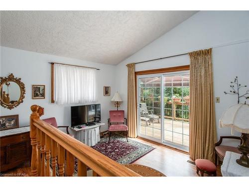 49 William Street N, Clinton, ON - Indoor Photo Showing Living Room