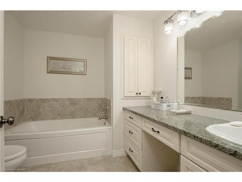 7-223 Napier Street, Mitchell, ON - Indoor Photo Showing Bathroom