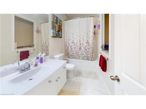 11 Greenwood Road, Ingersoll, ON - Indoor Photo Showing Bathroom