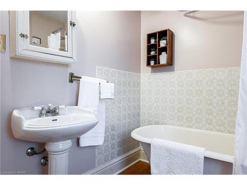 357 St David St Street, Stratford, ON - Indoor Photo Showing Bathroom