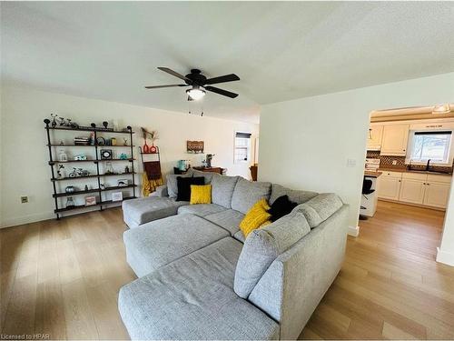 26 Jordan Drive, Belgrave, ON - Indoor Photo Showing Living Room