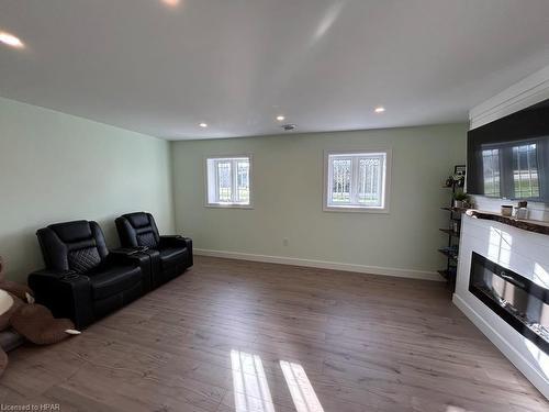 26 Jordan Drive, Belgrave, ON - Indoor Photo Showing Living Room With Fireplace