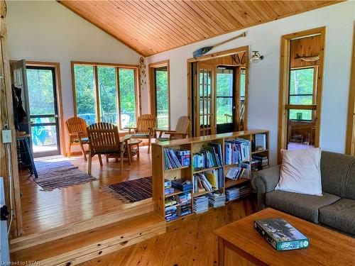 Lt25 Sandy Island, Sturgeon Falls, ON - Indoor Photo Showing Living Room