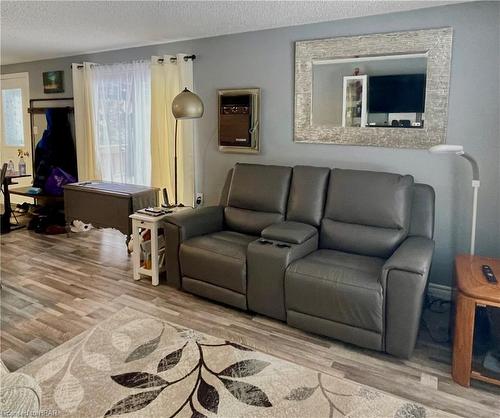 2 Ruth Street, Huron Haven, ON - Indoor Photo Showing Living Room