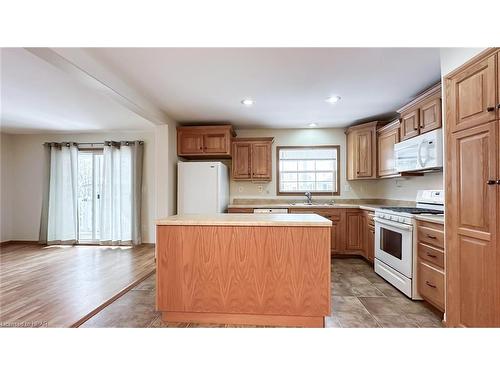 50 Cherokee Lane, Meneset, ON - Indoor Photo Showing Kitchen