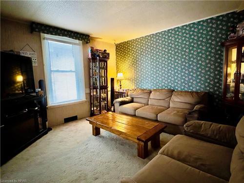 176 Nelson Street E, Goderich, ON - Indoor Photo Showing Living Room