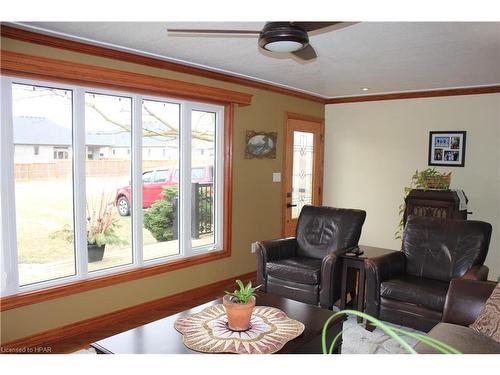 24575 Saxton Road, Strathroy Caradoc (Munic), ON - Indoor Photo Showing Living Room