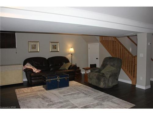 24575 Saxton Road, Strathroy Caradoc (Munic), ON - Indoor Photo Showing Living Room