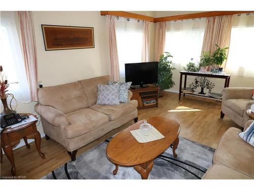 28 Sutton Drive, Ashfield-Colborne-Wawanosh, ON - Indoor Photo Showing Living Room