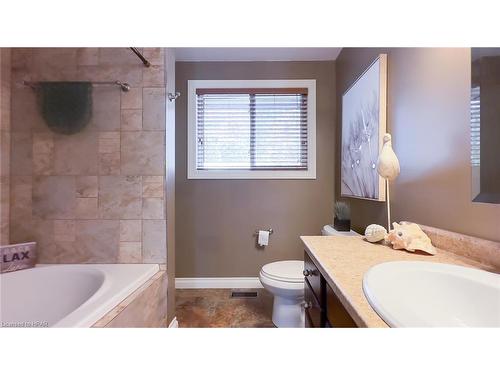10168 Edmonds Boulevard, Grand Bend, ON - Indoor Photo Showing Bathroom