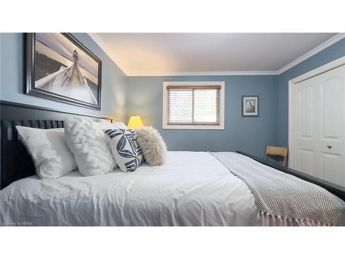 10168 Edmonds Boulevard, Grand Bend, ON - Indoor Photo Showing Bedroom