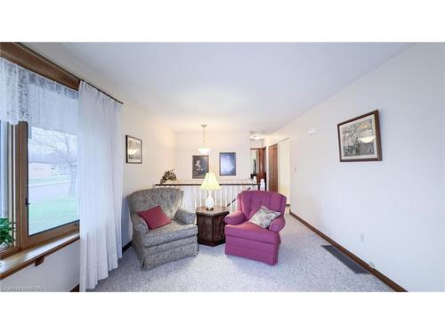 133 Bennett Street W, Goderich, ON - Indoor Photo Showing Living Room