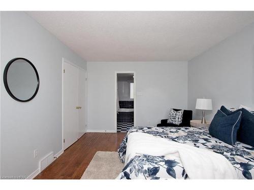 86 Martinet Place, London, ON - Indoor Photo Showing Bedroom