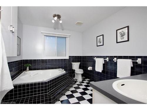 86 Martinet Place, London, ON - Indoor Photo Showing Bathroom