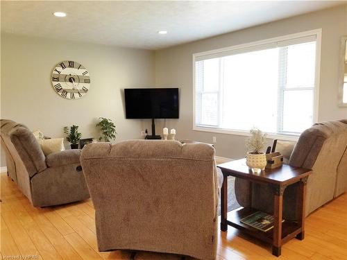 84141 London Road, North Huron, ON - Indoor Photo Showing Living Room