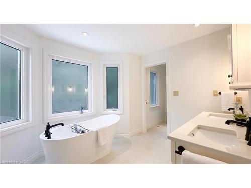 30 Lidderdale Street, Bayfield, ON - Indoor Photo Showing Bathroom