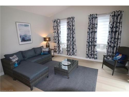 4 Highview Street, Ashfield-Colborne-Wawanosh, ON - Indoor Photo Showing Living Room